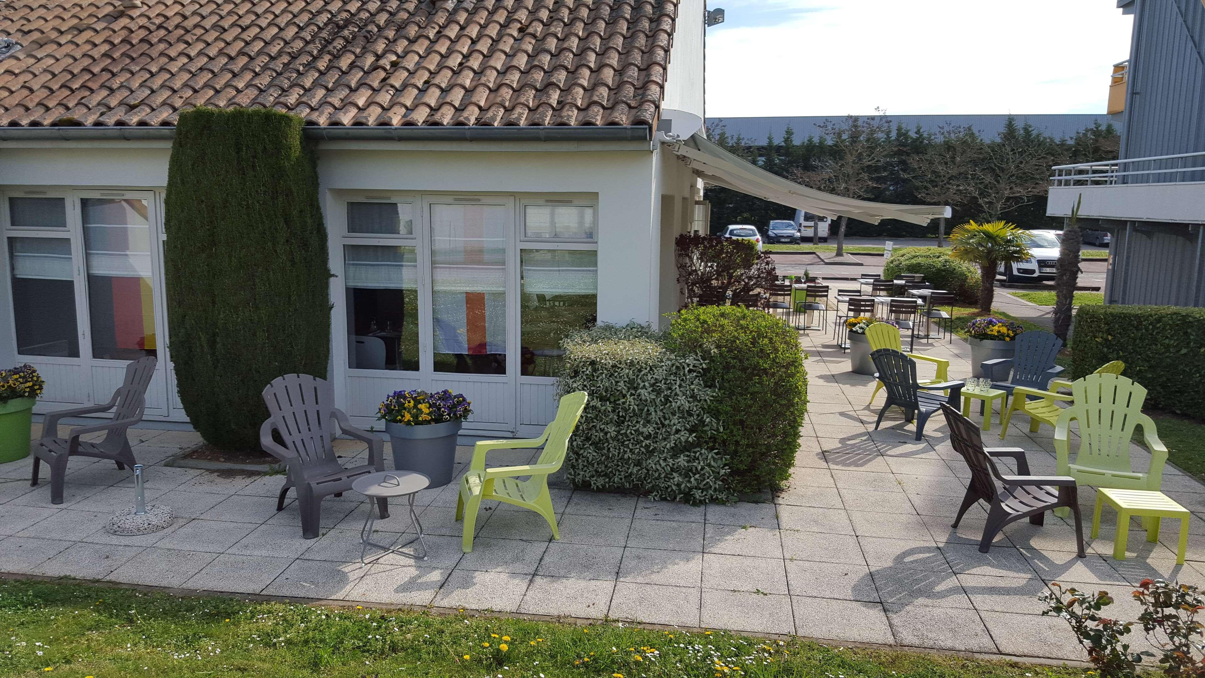 Campanile Lyon Est Aeroport Saint Exupery Hotel Exterior photo